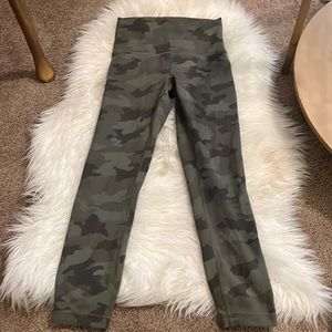 Lululemon Wunder train leggings size 6, 23 inch inseam. Green camo